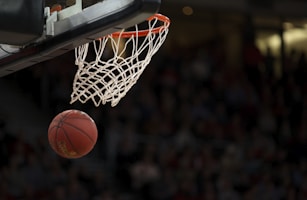 NBA篮球比赛直播画面 - 湖人队与勇士队的西部对决